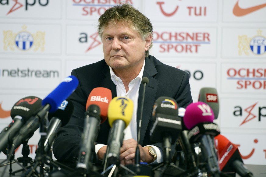 FCZ Praesident Ancillo Canepa orientiert an einer Medienkonferenz in Zuerich am Montag, 3. August ueber die Entlassung von Trainer Urs Meier. Nach der 0:1-Niederlage gegen Minsk in der Europa League u ...