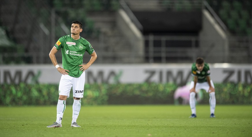 Enttaeuscht stehen die St. Galler im Fussball Meisterschaftsspiel der Super League zwischen dem FC St. Gallen und dem FC Basel, am Mittwoch, 22. Juli 2020, im Kybunpark in St. Gallen. (KEYSTONE/Ennio  ...