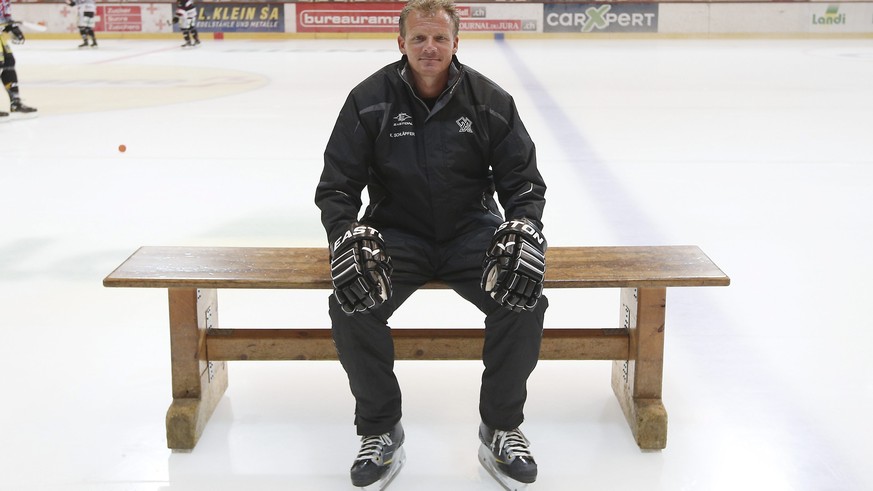 ARCHIVBILD ZUM NEUEN KLOTEN-TRAINER KEVIN SCHLAEPFER --- Kevin Schlaepfer, Trainer des EHC Biel, posiert waehrend dem Fotoshooting am Montag, 12. August 2013 im Eisstadion in Biel. (KEYSTONE/Peter Kla ...