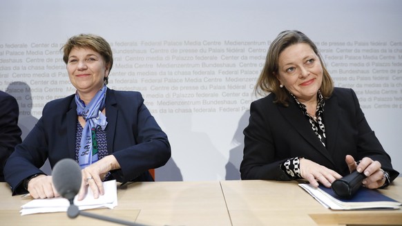 Die beiden nominierten CVP-Bundesratskandidatinnen Viola Amherd, links, und Heidi Zgraggen, rechts, am Ende einer Medienkonferenz, am Freitag, 16. November 2018 in Bern. (KEYSTONE/Peter Klaunzer)