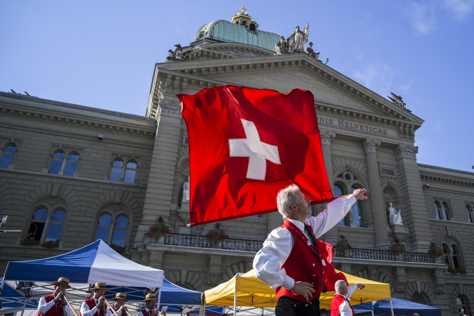 Fahnenschwinger Robert Ruprecht aus Duedingen FR, zeigt seine Geschicklichkeit, an der Sichlete, dem Erntedankfest, am Montag, 14. September 2015, in Bern. An der Sichlete auf dem Berner Bundesplatz p ...