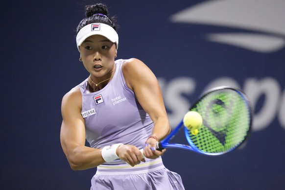 Ann Li, of the United States, returns a shot to Belinda Bencic, of Switzerland, during the second round of the U.S. Open tennis championships, Wednesday, Aug. 27, 2025, in New York. (AP Photo/Frank Fr ...