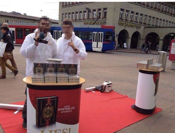 Sandro V. (links) mit dem jüngsten Ademi-Bruder an einem Lies-Infostand in Bern