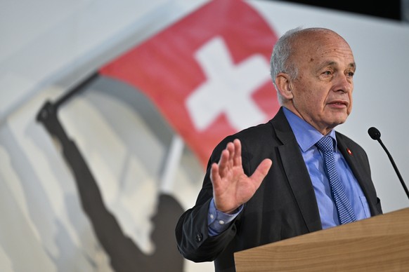 Bundesrat Ueli Maurer spricht ueber die Frontex-Verordnung, an der Delegiertenversammlung der SVP Schweiz, am Samstag, 9. April 2022, in der Stadthalle in Chur. (KEYSTONE/Gian Ehrenzeller)