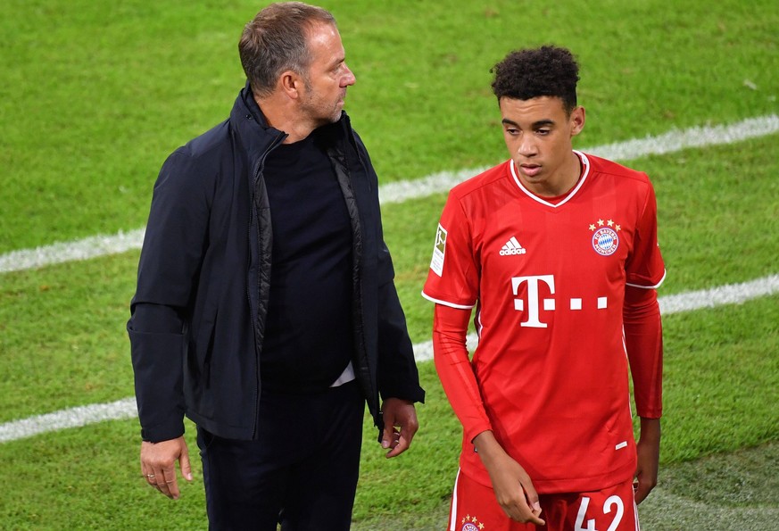 Hans Dieter Flick Hansi ,Trainer Bayern Muenchen mit Jamal MUSIALA Bayern Muenchen vor Einwechslung. Fussball 1. Bundesliga Saison 2020/2021,1.Spieltag,Spieltag01, FC Bayern Muenchen M - FCSchalke 04  ...