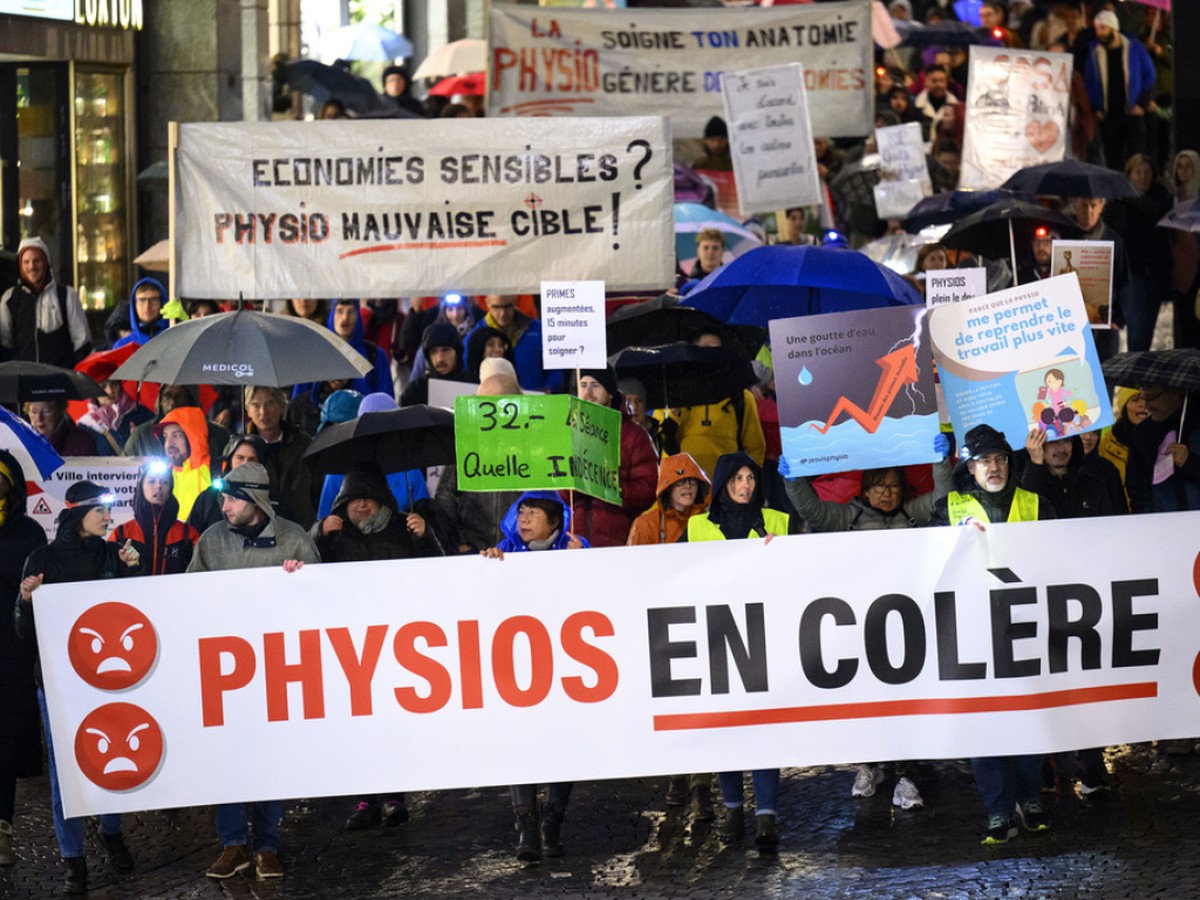 A Lausanne, la "marche des physios" s'est activée depuis la Riponne jusqu'à Bel-Air en passant par les places de la Palud et de St-François.