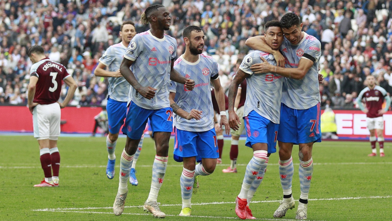 Manchester United&#039;s Jesse Lindgard, second left, reacts with teammates after scoring his side&#039;s second goal during the English Premier League soccer match between West Ham United and Manches ...