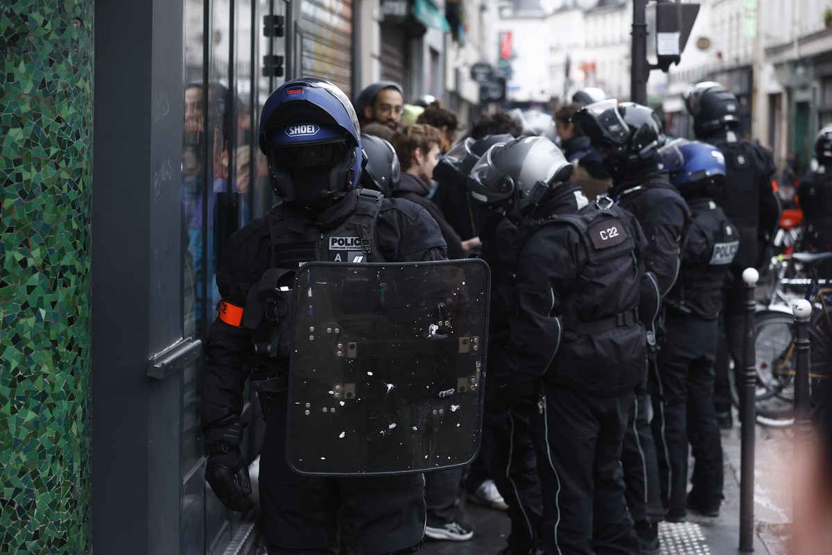epa13327609 French riot police officers patrol and control people near Bastille place in Paris, France, 24 October 2026. Some 70,000 police officers and security personnel are deployed across France,  ...