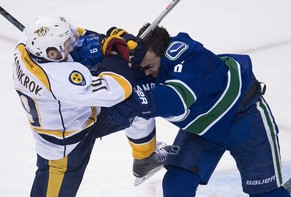 Yannick Weber (r.) hatte bei Vancouver zu kämpfen.