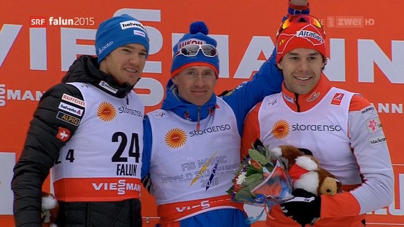 Dario Cologna mit Sieger Maxim Wylegschanin und dem Drittplatzierten Alex Harvey.