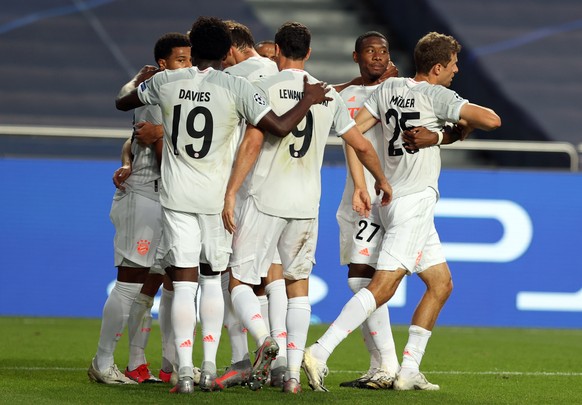 epa08604207 Thomas Mueller (R) of Bayern Munich celebrates with teammates after scoring the 4-1 lead during the UEFA Champions League quarter final match between Barcelona and Bayern Munich in Lisbon, ...