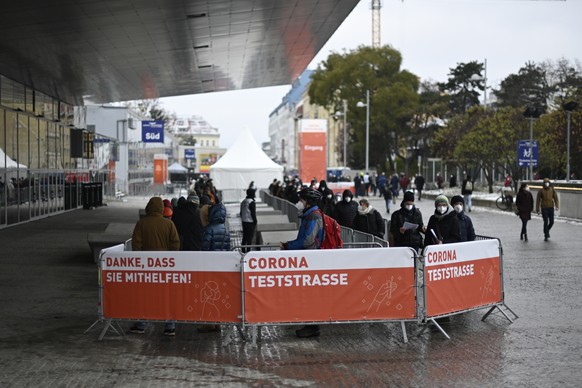 epa08861653 Viennese citizens queue up to receive rapid antigen coronavirus tests provided by the Austrian armed forces, during a nationwide mass testing at the Stadthalle event hall in Vienna, Austri ...