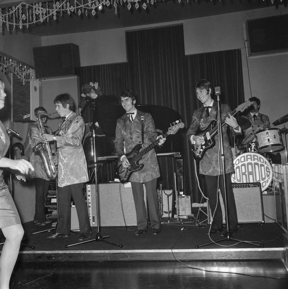 Die Band Dorados spielt auf bei der Wahl der Miss Travel im Dancing Mascotte in Zuerich am 7. November 1967. (KEYSTONE/PHOTOPRESS-ARCHIV/Roethlin)