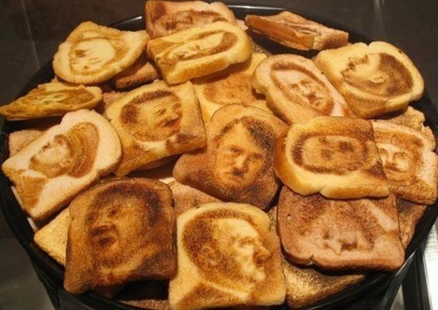 Hier hat jemand den Führer zum Fressen gern: Hitler-Toast.