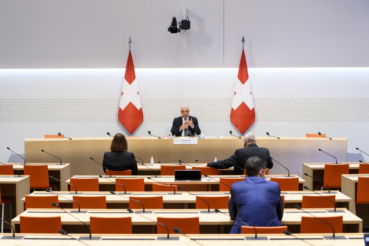 Bundesrat Alain Berset spricht waehrend einer Medienkonferenz ueber die Volksinitiative Tier- und Menschenversuchsverbot, am Donnerstag, 16. Dezember 2021 in Bern. (KEYSTONE/Anthony Anex)