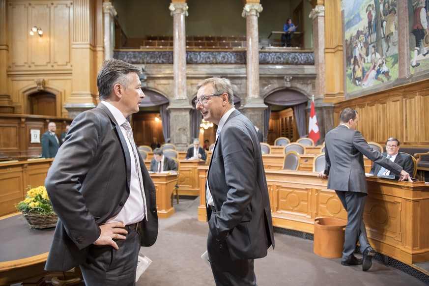 Hans Wicki, FDP-NW, links, und Josef Dittli, FDP-UR, rechts, sprechen miteinander an der Fruehlingssession der Eidgenoessischen Raete, am Donnerstag, 9. Maerz 2017 im Staenderat in Bern. (KEYSTONE/Ant ...