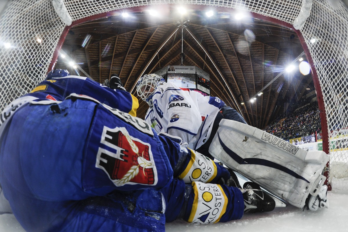 Der Davoser Marc Wieser liegt im Tor von ZSC-Goalie Lukas Flüeler – wer wird Schweizer Meister?