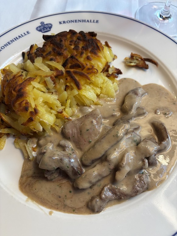 Beste Essen deiner Sommerferien - Adrian Bürgler:
Und dann war ich diesen Sommer noch zum ersten Mal in meinem Leben in der Kronenhalle. Dort gab es für mich Scampi-Tatar (unfassbar gut) und das kla ...