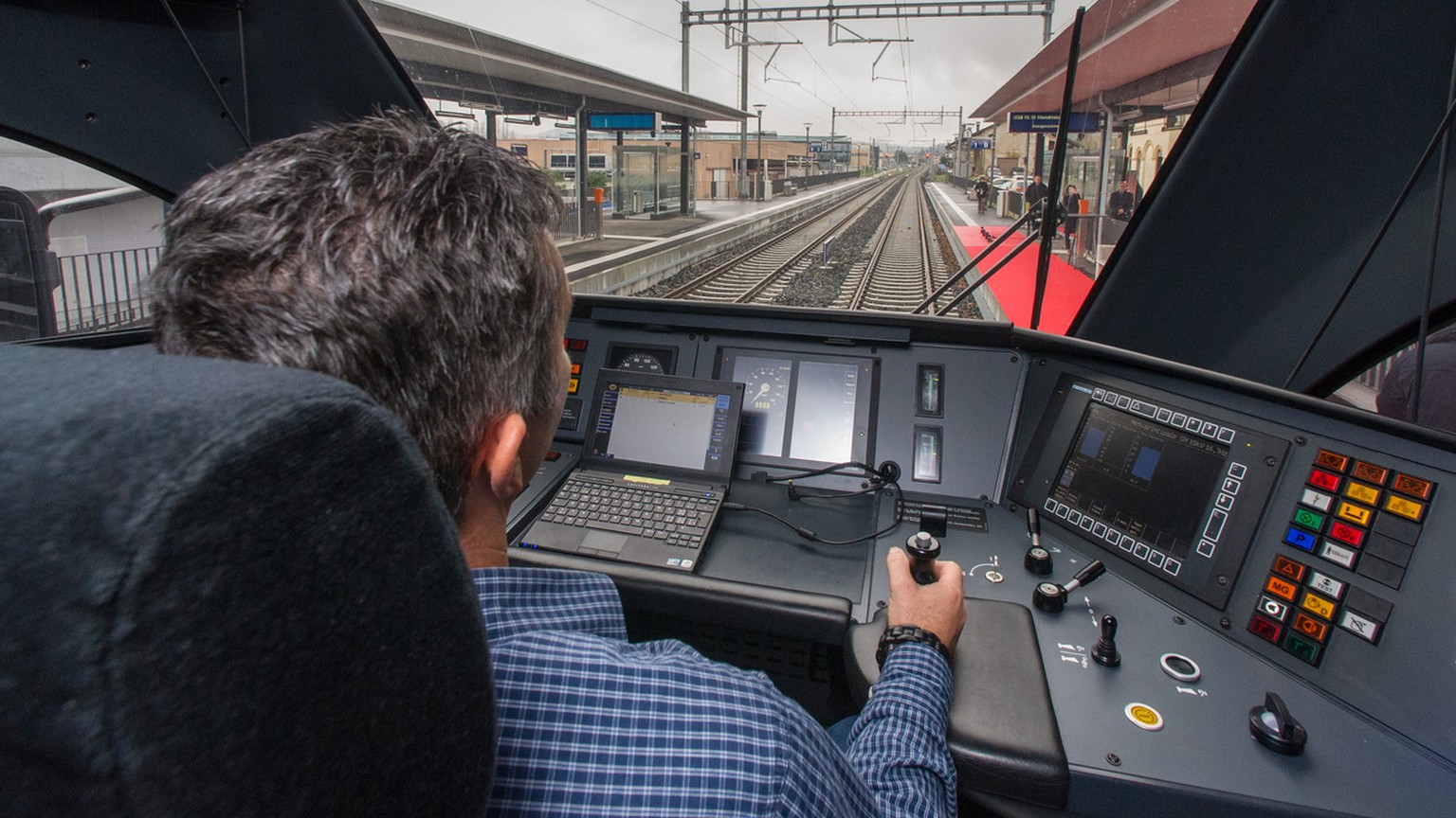 Ein Lokfuehrer befaehrt die neue Bahnstrecke waehrend der Einweihung der SBB Bahnlinie zwischen Mendrisio und Stabio im Tessin am Mittwoch, 26. November 2014. (KEYSTONE/Ti-Press/Carlo Reguzzi)