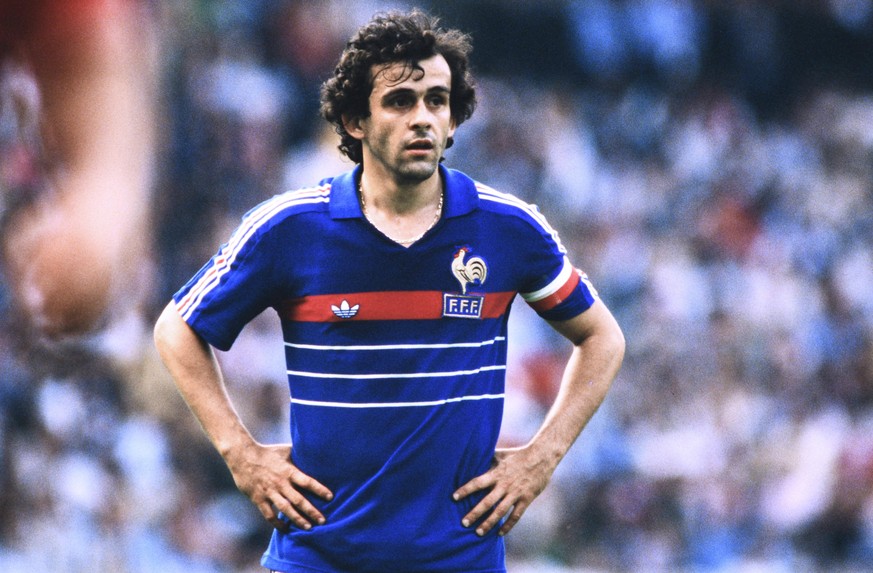 PLATINI Michel Kapitaen Team Frankreich UEFA Fussball Europameisterschaften 1984 in Frankreich Finale Frankreich - Spanien 2 : 0 am 27.06.1984 in Paris *** PLATINI Michel Captain Team France UEFA Euro ...