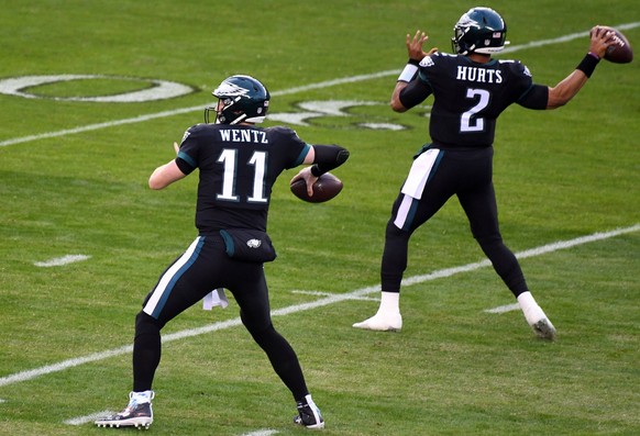 NFL, American Football Herren, USA New Orleans Saints at Philadelphia Eagles, Dec 13, 2020 Philadelphia, Pennsylvania, USA Philadelphia Eagles quarterback Jalen Hurts 2 and quarterback Carson Wentz 11 ...