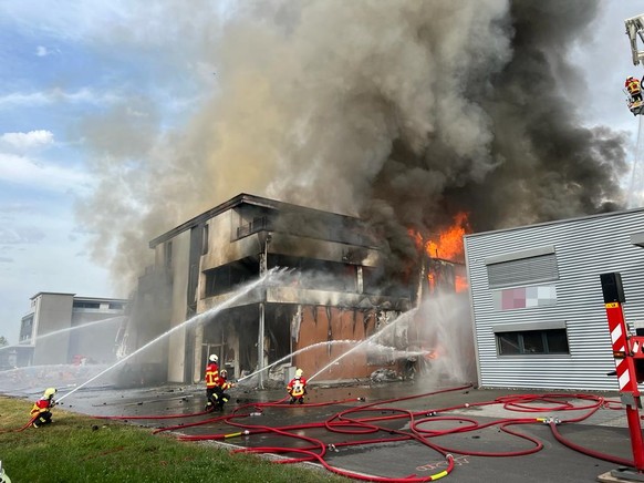 Am Dienstagabend im Industriegebiet in Rebstein ausgebrochen. In den betroffenen Geb�uden seien mehrere Firmen angesiedelt, auch mehrere Caravans w�rden in der Halle stehen. Zudem gebe es im Geb�ude a ...