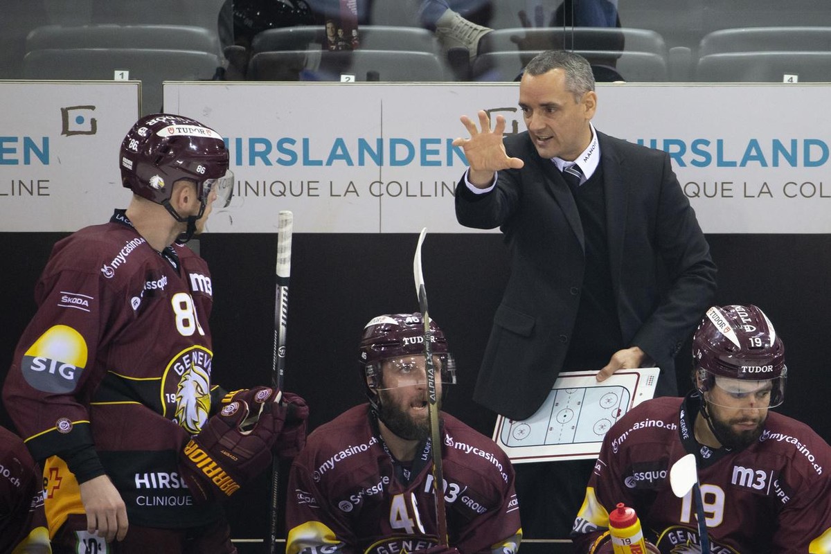 Geneve-Servette's Head coach Jan Cadieux instructs his players Geneve-Servette's forward Joel Vermin, left, during a National League regular season game of the Swiss Championship between Gen ...