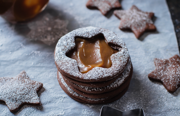 Schoggi-Spitzbuben mit Caramelfüllung, Weihnachtskekse, Weihnachten, Plätzchen, Guetzli