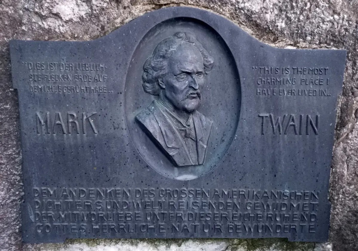 À Weggis, une plaque commémorative rappelle la visite de Mark Twain.
https://commons.wikimedia.org/wiki/File:Weggis-Memorial_Mark_Twain-02ASD.jpg