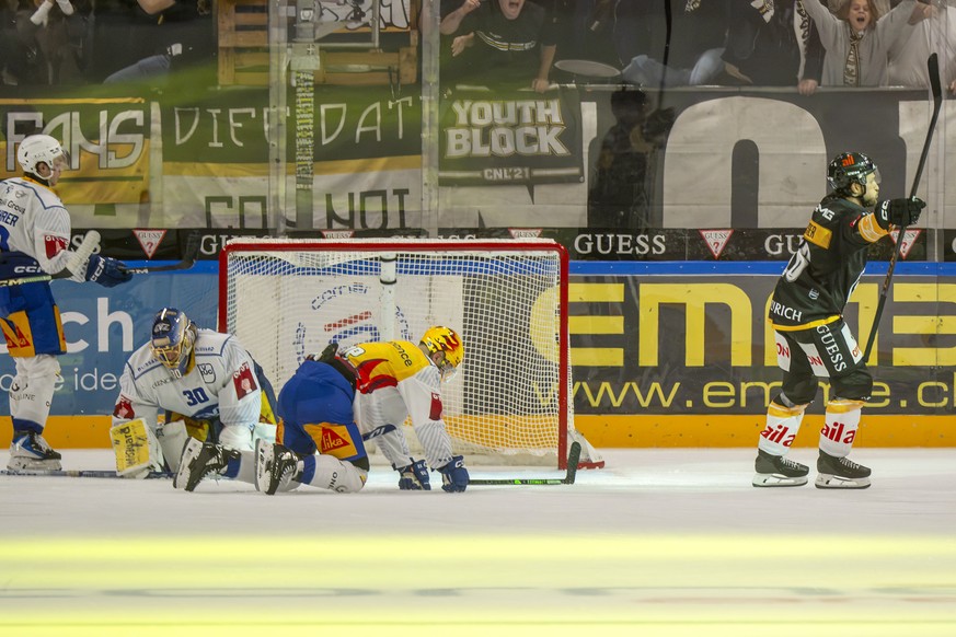 David Aebischer (HCL), right, celebrates the 3 - 2 goal, during the National League match between HC Lugano and EV Zug at the Corner Arena, Switzerland, Tuesday 22 September 2026. (KEYSTONE/Ti-Press/S ...