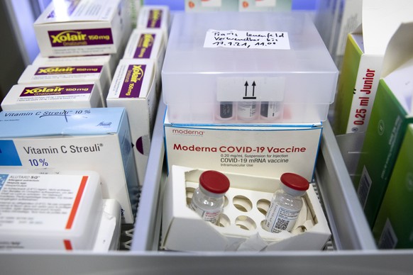 Covid-19 Impfstoff von Moderna, Mitte unten, und Pfizer-Biontech, Mitte oben, liegen neben anderen Arzneimitteln in einer Kuehlschrank-Schublade, am Samstag, 16. Januar 2021 in einer Hausarztpraxis in ...