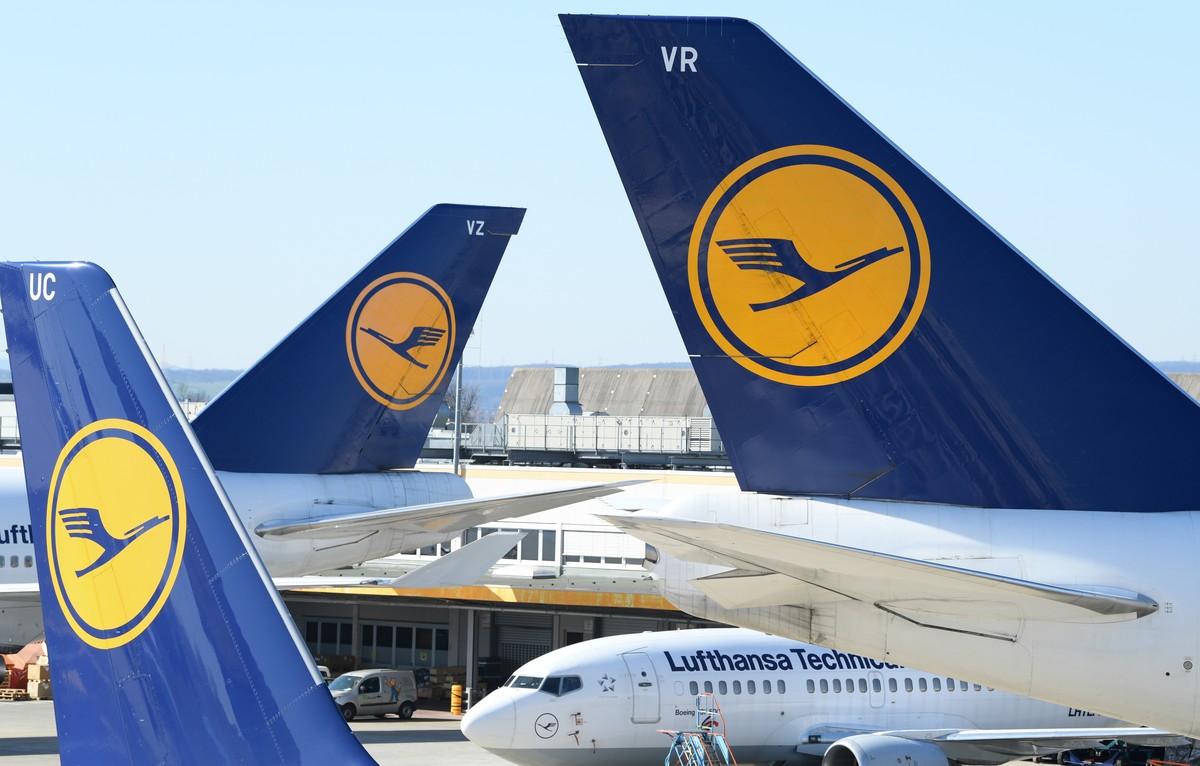 ARCHIV - 23.03.2020, Hessen, Frankfurt/Main: Lufthansa-Flugzeuge sind am Frankfurter Flughafen abgestellt. Die Lufthansa parkt hier in der Corona-Krise ueberfluessige Flugzeuge. (Zu dpa "Lufthans ...
