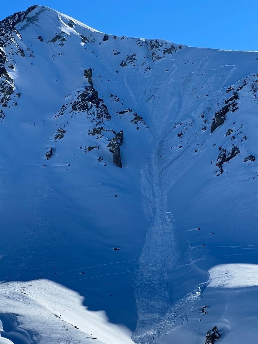 Der mit ABS ausgerüstete Tourengeher wurde laut Polizei durch die Schneemasse rund 400 Meter mitgerissen und verschüttet. Die vor Ort anwesenden Kollegen leisteten sofort Erste Hilfe bis zum Eintreffe ...