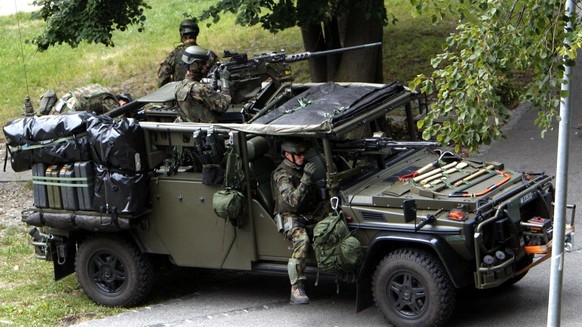 The Swiss Army Reconnaissance Detachment (AAD 10) presented itself to the media for the first time on Thursday 16 August 2007 during an exercise at the Isone grenadier arsenal.  To the tasks...