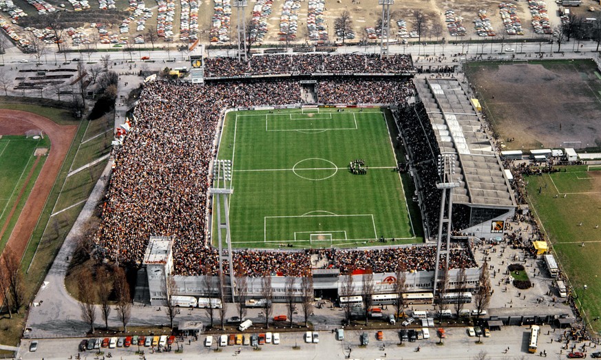 ARCHIVBILD ZUM KEYSTONE-SDA-ARTIKEL ZUM CUPFINAL 1973 --- Volles Stadion und volle Parkplaetze beim Cupfinal in Bern. Der FC Zuerich gewinnt am 23. April 1973 den Cupfinal im Wankdorf-Stadion in Bern  ...
