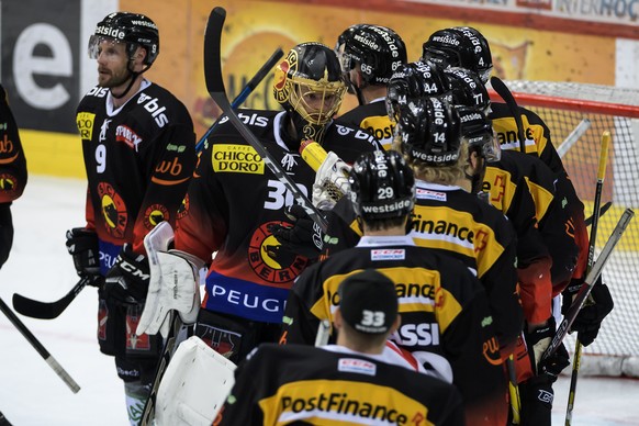 Bern Goalie Leonardo Genoni, Mitte, und SC Bern Spieler, reagiert nach der Niederlage (1-4), im ersten Eishockey Playoff-Finalspiel der National League zwischen dem SC Bern und dem EV Zug, am Donnerst ...