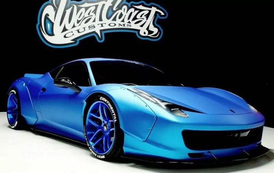 Die Tuningschmiede «West Coast Customs» hat sich 2015 Biebers Ferrari angenommen und ihn neben der neuen Farbe gleich noch mit riesigen «Forgiato Wheels»-Alufelgen versehen, ihn tiefer gelegt und rund ...