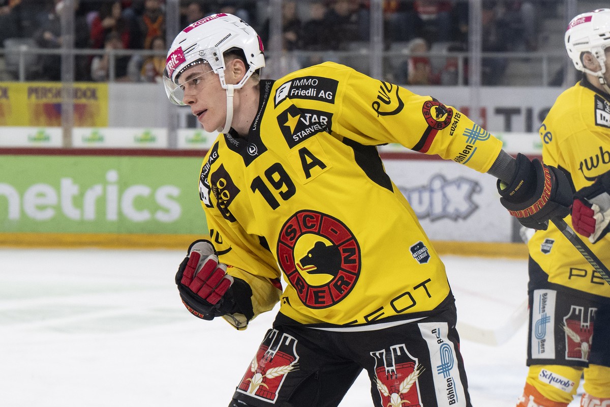 Waltteri Merelae (SCB) freut sich ueber seinen Treffer zum 0-3 im Spiel der Eishockey National League zwischen EHC Biel-Bienne, EHCB, und SC Bern, SCB, vom Montag, 23. Dezember 2024 in Tissot Aren in  ...