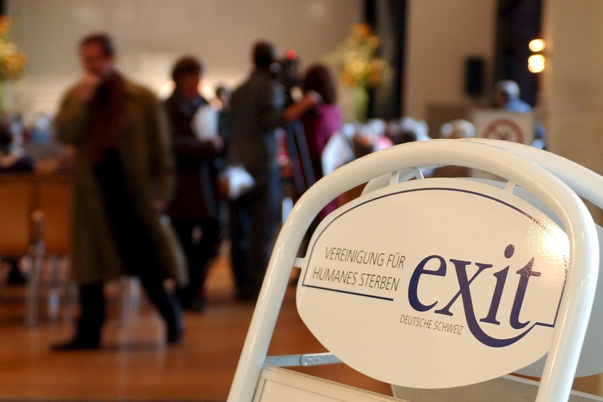 ARCHIV --- ZUR GV VON EXIT DEUTSCHE SCHWEIZ STELLEN WIR IHNEN FOLGENDES BILD ZUR VERFUEGUNG --- Eine Tafel mit dem Exit-Logo steht am Eingang des Saales in Aarau, wo die Sterbehilfeorganisation am Sam ...
