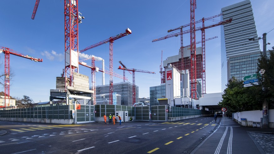 The construction site around tne new Roche Tower (red), pictured in Basel, Switzerland, on Thursday, January 30, 2020. (KEYSTONE/Georgios Kefalas)