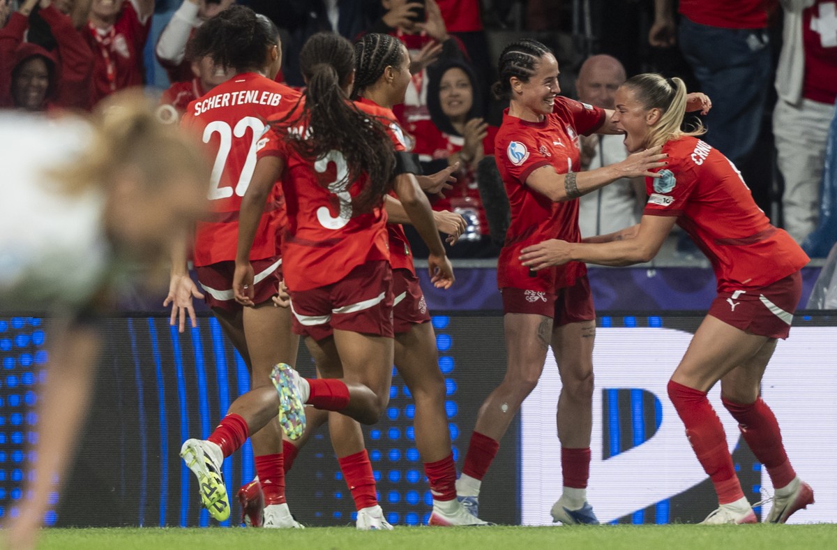 epa12221301 Switzerland's Ana-Maria Crnogorcevic, right, celebrates with Geraldine Reuteler, 2nd right, after she scored the 1-0 goal during the UEFA Women's EURO 2025 group stage soccer mat ...