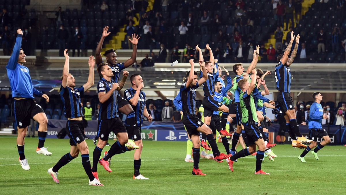 epa09496160 Atalanta's players celebrate at the end of the UEFA Champions League group F soccer match between Atalanta B.C. and BSC Young Boys at the Gewiss Stadium in Bergamo, Italy, 29 Septembe ...
