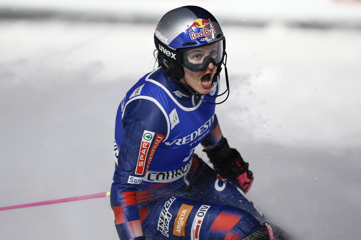 Croatia's Zrinka Ljutic celebrates in the finish area after winning a women's World Cup slalom, in Courchevel, France, Thursday Jan. 30, 2025. (AP Photo/Gabriele Facciotti)