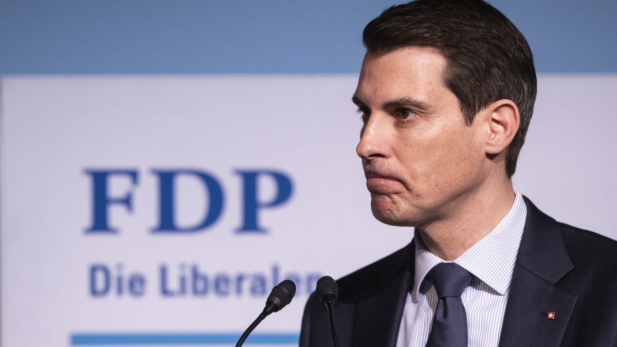 Der Parteipraesident der FDP, Thierry Burkart bei seiner Rede anlaesslich der Delegiertenversammlung der FDP Schweiz vom Samstag, 20. Januar 2024 im Freiraum in Zug.(KEYSTONE/Urs Flueeler).
