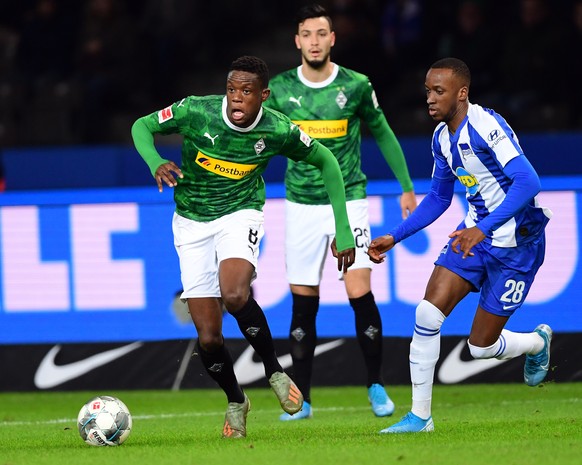 21.12.2019, Berlin: Fußball: Bundesliga, Hertha BSC - Borussia Mönchengladbach, 17. Spieltag im Olympiaqstadion. Dodi Lukebakio (r) von Hertha gegen Denis Zakaria (l) von Mönchengladbach. Foto: Soeren ...