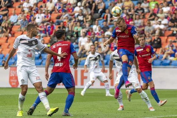 Basels Silvan Widmer mit einer Kopfballabwehr im Fussball Meisterschaftsspiel der Super League zwischen dem FC Basel 1893 und dem FC Lugano im Stadion St. Jakob-Park in Basel, am Sonntag, 1. September ...