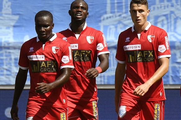 Die Walliser jubeln nach dem 0-1 beim Fussballspiel der Super League Grasshopper Club Zuerich gegen den FC Sion im Stadion Letzigrund in Zuerich am Sonntag, 21, August 2016. (KEYSTONE/Walter Bieri)