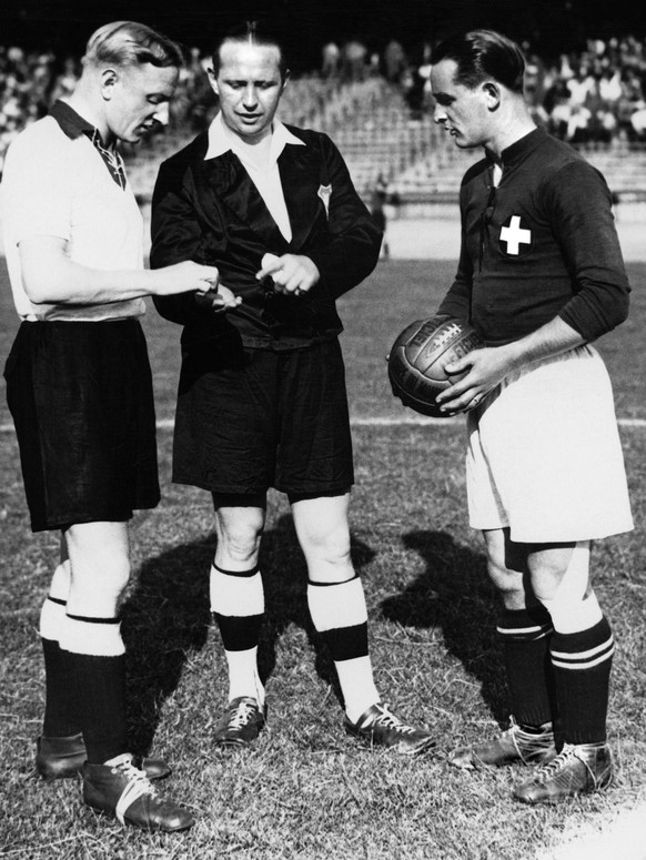 Fritz Szepan und Severino Minelli mit Schiedsrichter Ekling an der WM 1938. Die Schweiz schlägt Grossdeutschland mit 4:2.