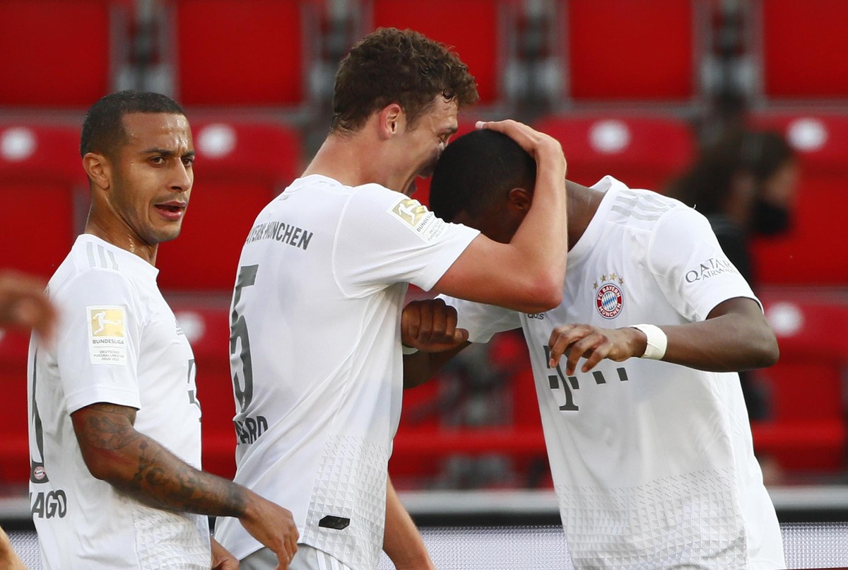 epa08428420 Bayern Munich's Benjamin Pavard (C) celebrates scoring their second goal with David Alaba during the German Bundesliga soccer match 1. FC Union Berlin vs Bayern Munich in Berlin, Germ ...