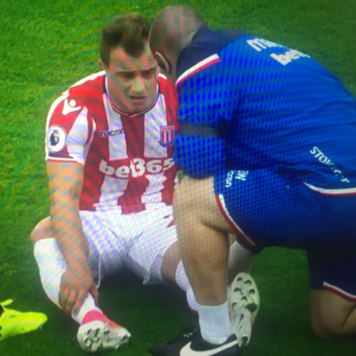 Es geht nicht mehr: Shaqiri muss ausgewechselt werden.